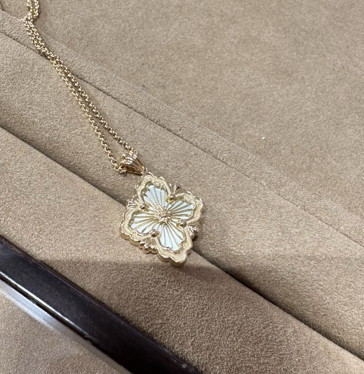 Van Cleef & Arpels Elegant Gold Flower Pendant Necklace